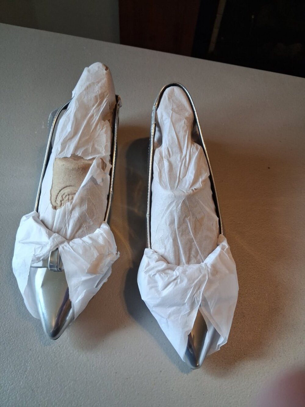 Marc Fisher Silver Pointed Toe Bow Slingback Flats Women's 5M - Picture 4 of 8